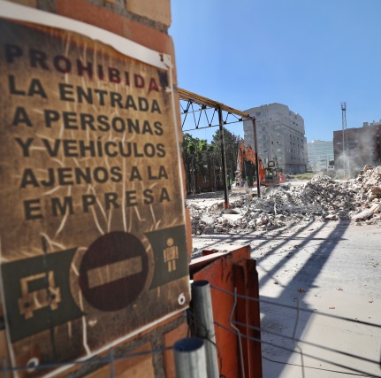 ©Ayto.Granada: El inicio del derribo antiguas cocheras del Zaidn desblquea la construccin de viviendas y un equipamiento pblico en la zona
